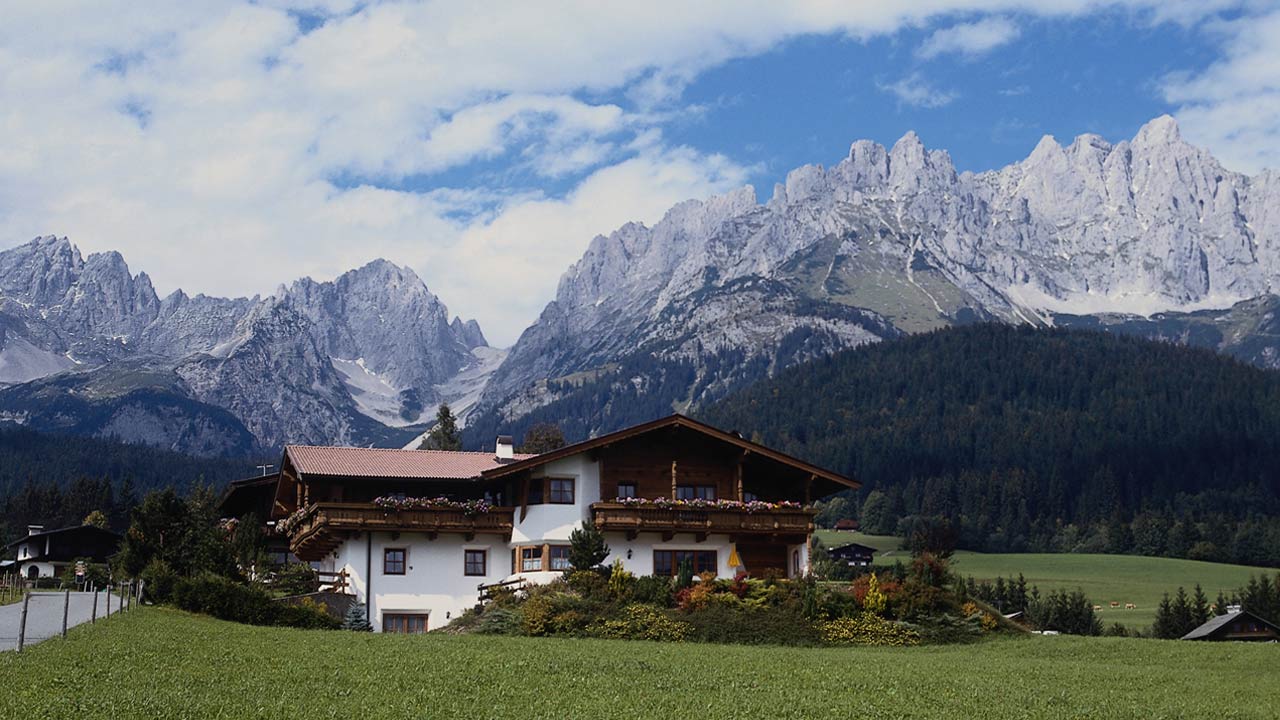 Digital Matte Painting: Changing a Scene From Summer to Winter course image
